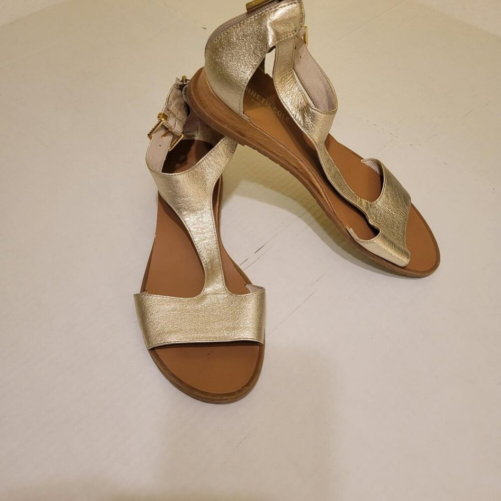 Kenneth Cole New York 7 Judd, Size 9M Gold Leather T-Strap Sandals